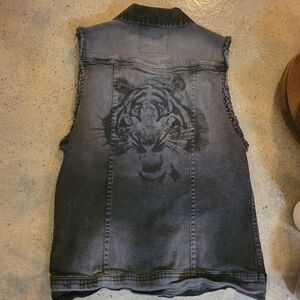 GIRLS LARGE BLACK DENIM DISTRESSED STRETCH VERY WITH TIGER DESIGN ON BACK